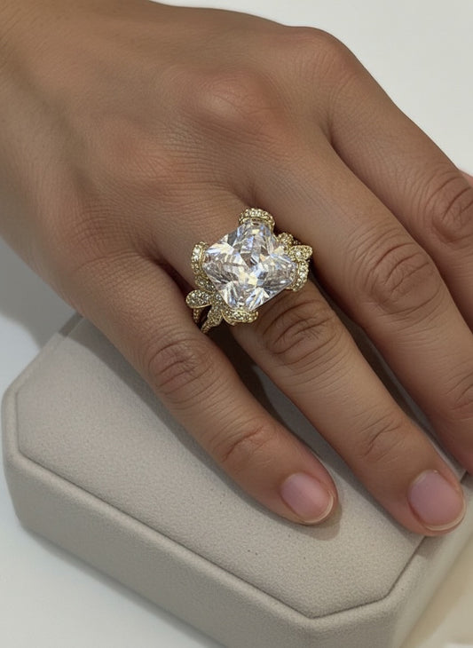 Golden ring with a large CZ in the middle