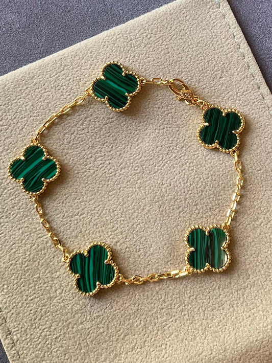 Green Clove-shaped bracelet made of high quality material with anti-tarnish finish, elegant jewelry for women