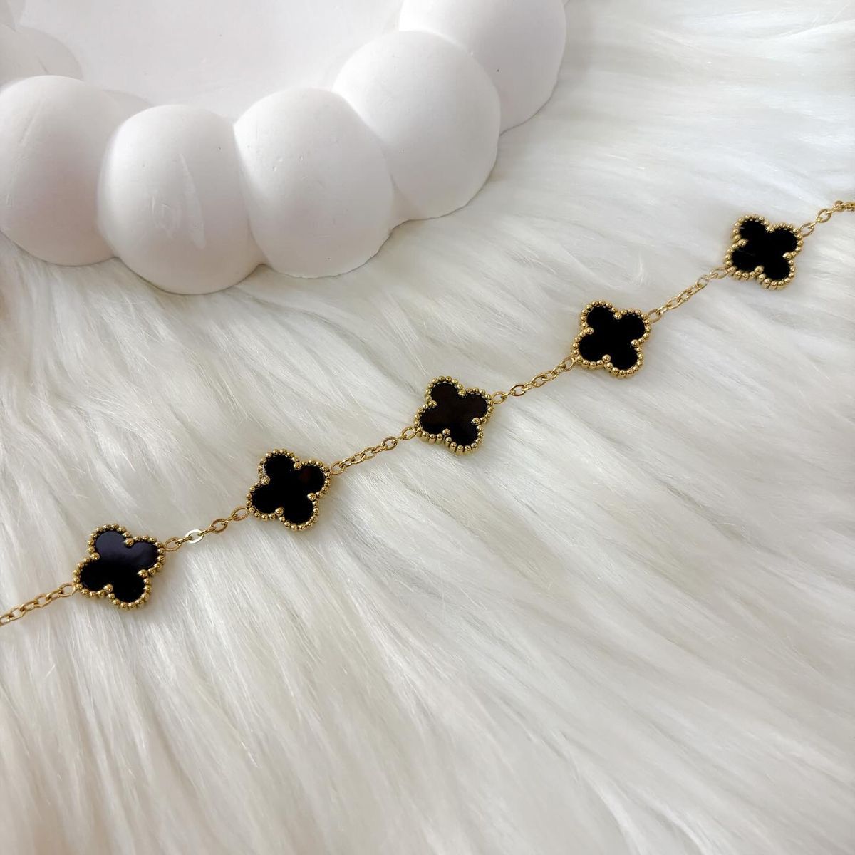 Black Clove-shaped bracelet made of high quality material with anti-tarnish finish, elegant jewelry for women